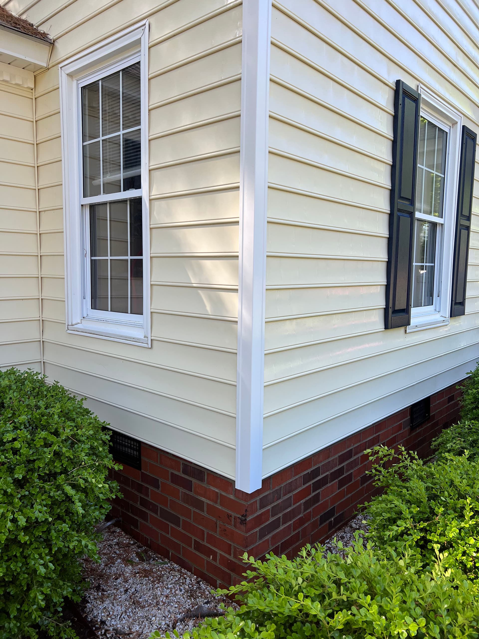 Gallery photos for Yellow Home in HenricoGets a Fresh House wash: Image #5