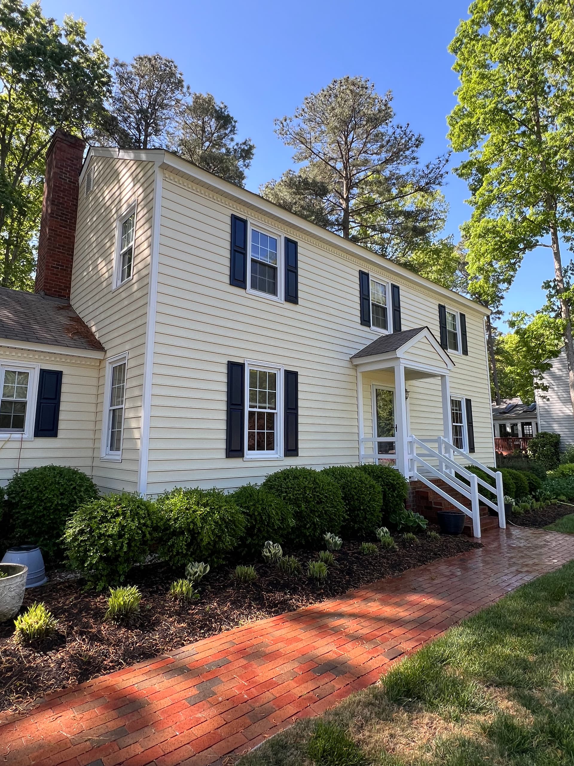 Gallery photos for Yellow Home in HenricoGets a Fresh House wash: Image #1